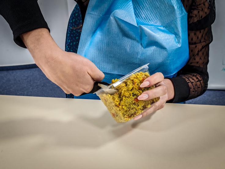 Hranjenje je potekalo nerodno in je trajalo.  | Foto: Siol.net