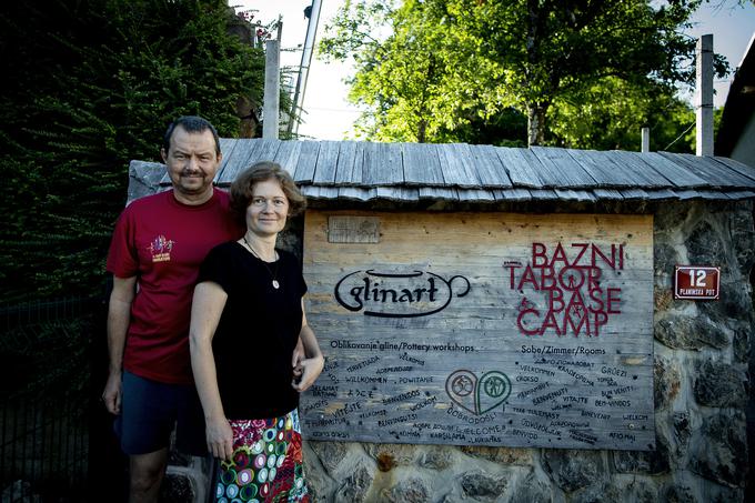 Barbara in Boštjan Strnad Podlesnik sta pred osmimi leti v vasi Križe v občini Tržič odprla Bazni tabor.  | Foto: Ana Kovač
