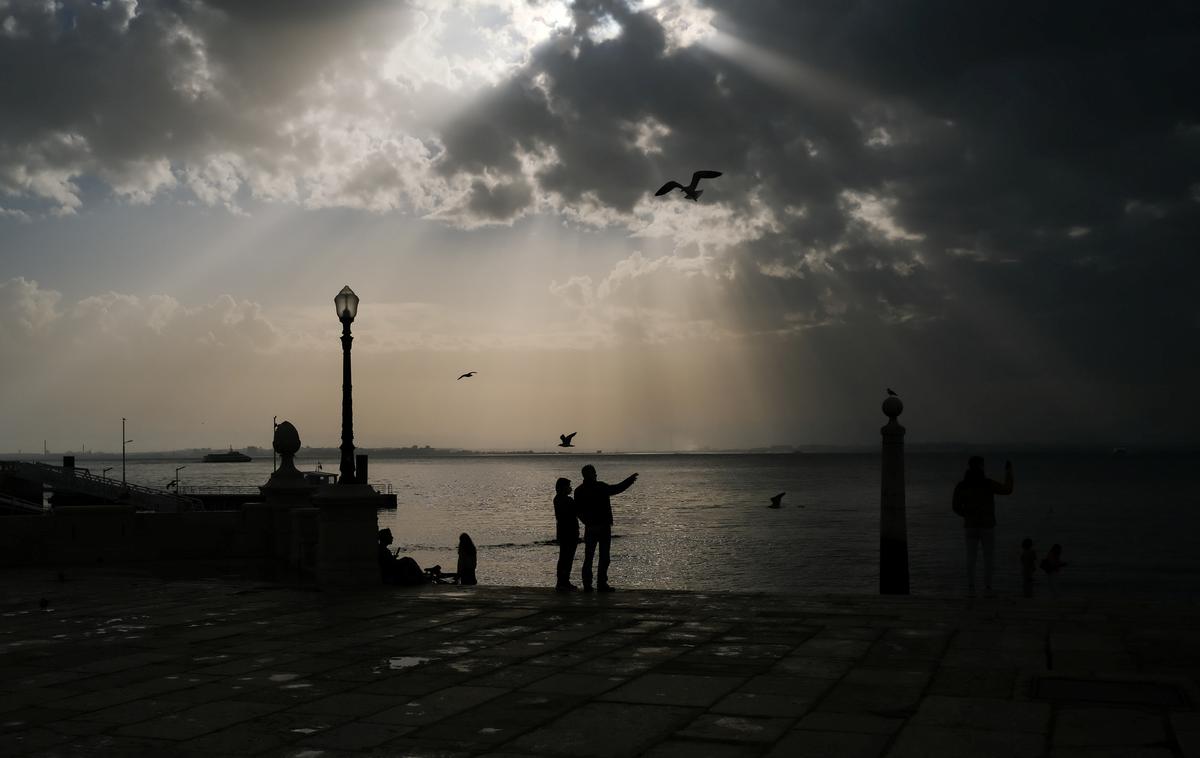 Portugalska Lizbona | Pomol Cais das Colunas v Lizboni je ena izmed najpriljubljenejših turističnih točk v Lizboni, ki je zadnje tedne v primežu novih okužb s koronavirusom. | Foto Reuters