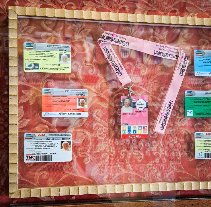 Akreditacija nekdanjega papeža Josepha Ratzingerja oziroma papeža Benedikta XVI za ogled Gira.  | Foto: Alenka Teran Košir