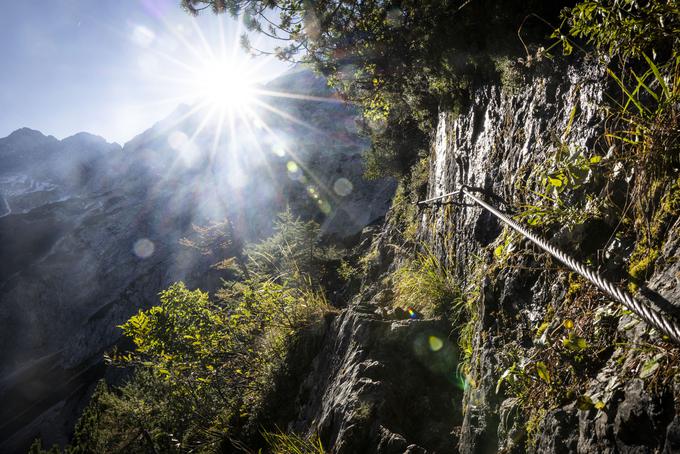 Na treh skalnatih odsekih je za večji občutek varnosti v pomoč jeklenica. | Foto: Bojan Puhek