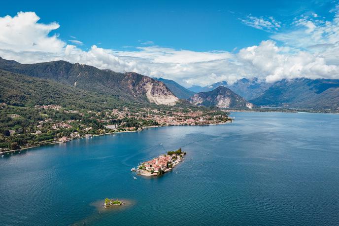 jezero Maggiore | Italijanski časopis La Stampa, ki ga povzema DPA, je poročal, da je preminuli pilot turistom že dalj časa s svojim helikopterjem nudil polete nad območjem jezera. (Fotografija je simbolična.) | Foto Shutterstock
