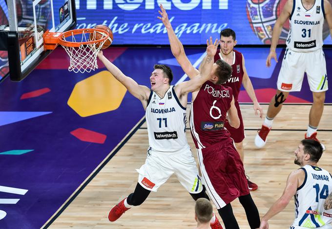 Na znamenitem EuroBasketu leta 2017 sta bila Luka Dončić in Kristaps Porzingis tekmeca. Zdaj bosta združila moči pri Dallasu. | Foto: Vid Ponikvar