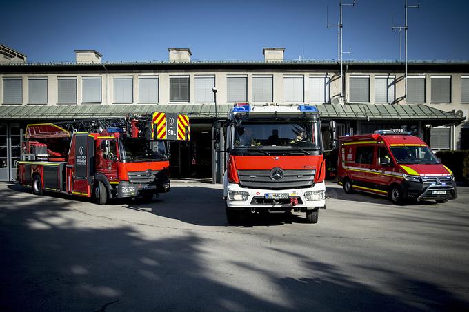 Če sredi križišča stoji gasilski kombi, je treba počakati, da za njim mimo pripeljejo vsa druga vozila. | Foto: Ana Kovač