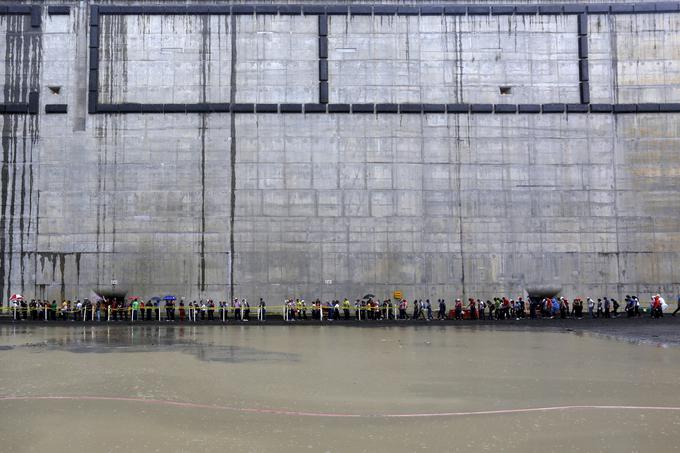 Obiskovalcev ni zmotil niti dež, da si ne bi ogledali prekopa. | Foto: Reuters
