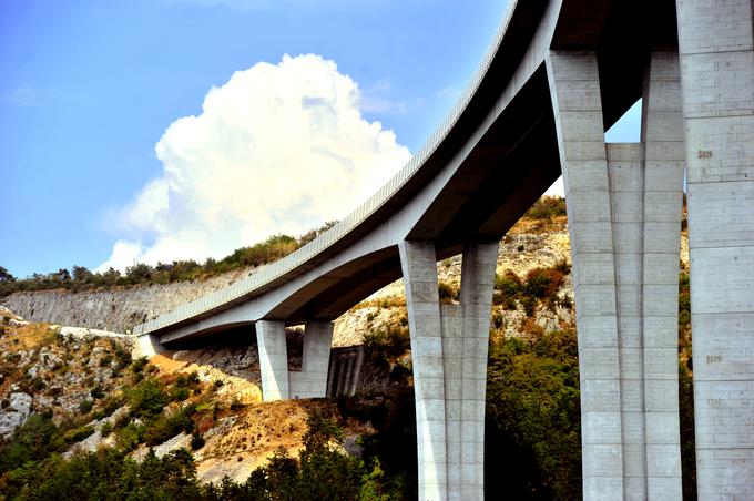 "Vožnja čez viadukt je tekoča in daje občutek varnosti. Njegova krivina in sklon zagotavljata voznikom, da spremljajo odvijanje prometa in prehod prek doline s Kraškega roba na način, ki ne zmanjšuje pozornosti voznikov na vožnjo," ugotavlja arhitekt Janez Koželj. | Foto: Gregor Pavšič