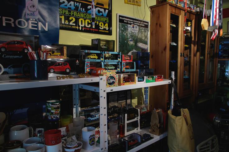 Zbirka Mlinarjevih miniatur znamke Citroen. Fotografija, ki pove več kot tisoč besed. Vseeno pa ne dovolj. Aleš Mlinar ima sobo namreč nabito polno s Citroënovimi miniaturami. | Foto: 