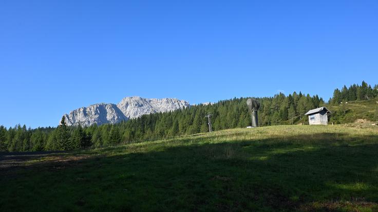 Na izhodišču na smučišču oziroma prelazu Mokrine se nam pokaže del grebena Konjskega špika. | Foto: Matej Podgoršek
