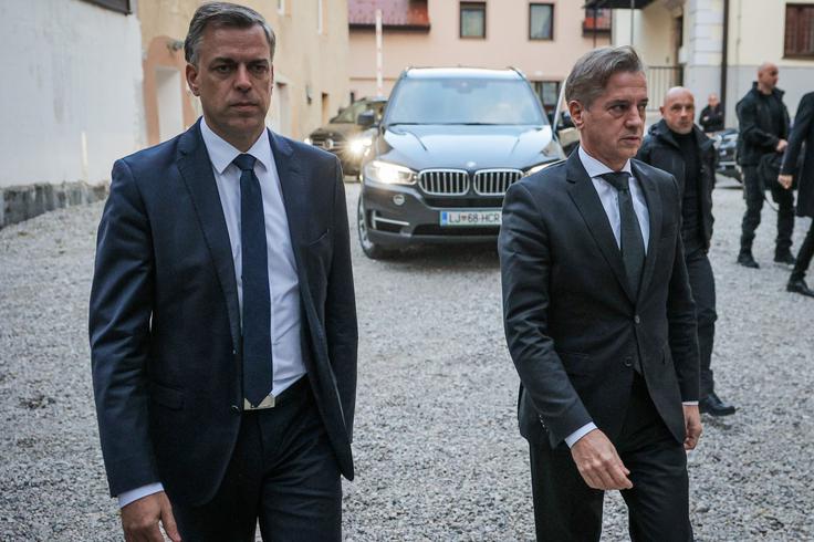 Predsednika vlade Roberta Goloba je pred izredno sejo občinskega sveta Mestne občine Novo mesto, na kateri so obravnavali varnostno problematiko v regiji, sprejel novomeški župan Gregor Macedoni.  | Foto: STA