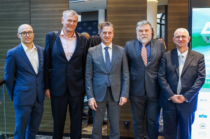 Odprtje Slovenske tovarne umetne inteligence | "Nekateri menijo, da zaostajamo na področju umetne inteligence. Mogoče to drži na področju infrastrukture, ampak s koraki, kakršen je današnji, imamo možnost ta zaostanek nadoknaditi," je v nagovoru zbranim dejal predsednik vlade Robert Golob. | Foto STA