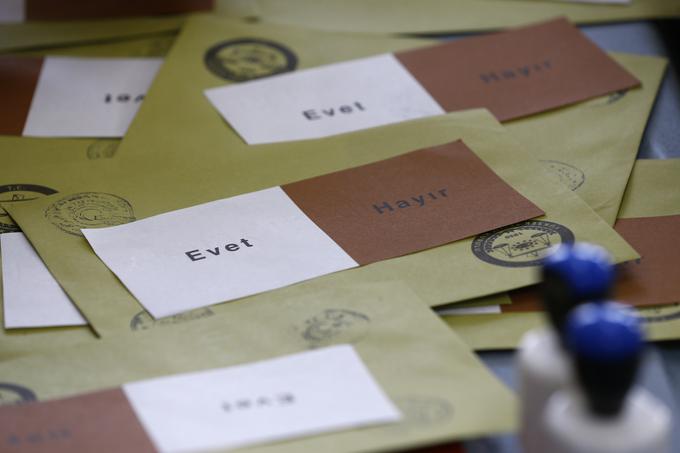 Na več voliščih prišlo do zmešnjave pri uporabi pečatov, s katerimi so volivci glasovali za oziroma proti spremembam.  | Foto: Reuters