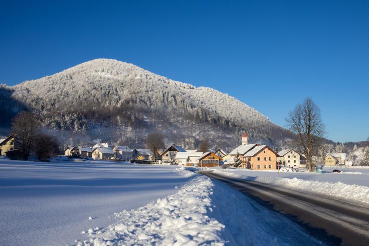 Pohod se začne v Črnem vrhu nad Idrijo. | Foto: Matej Podgoršek