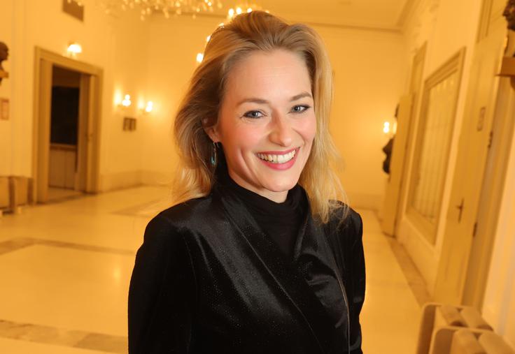 Partnertka Mihe Krušiča Nika Gorič je odlična sopranistka. Diplomirala je na Univerzi za glasbo in gledališko umetnost v Gradcu in študij nadaljevala na Kraljevi akademiji za glasbo v Londonu, kjer je magistrirala in zaključila umetniški doktorat. Prejela je tudi številne nagrade, med drugim prestižno priznanje kraljice Elizabete II. kot študentka leta. | Foto: Mediaspeed
