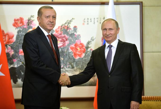 Lani jeseni se je začel Erdogan približevati Putinovi Rusiji, s katero je bil dolgo časa v sporu zaradi krimskih Tatarov in ruskega vpletanja v sirsko državljansko vojno. | Foto: Reuters