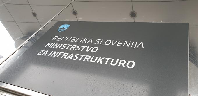 Na ministrstvu za infrastrukturo se branijo, da ne morejo vplivati na to, kako delodajalci ravnajo s svojimi zaposlenimi. | Foto: Metka Prezelj