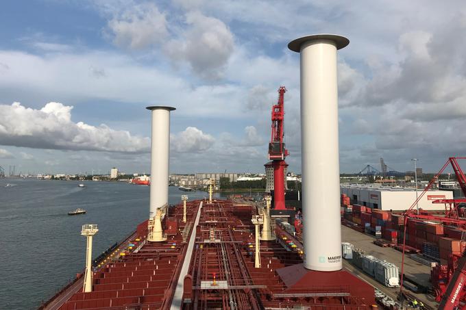 Rotorje so na tanker Maersk Pelican namestili v pristanišču v Rotterdamu na Nizozemskem. Preizkušanje se začne že prihodnji teden.  | Foto: Maersk Tankers