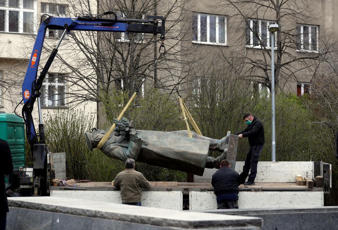 Rusija je napovedala preiskavo v zvezi z odstranitvijo spomenika generala in heroja Sovjetske zveze Ivana Koneva. | Foto: Reuters