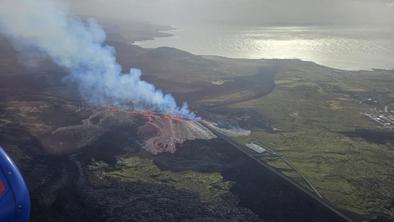 Islandski vulkan bruha lavo in dim #video