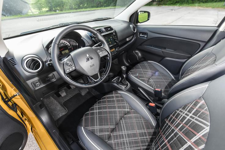 Poleg lepšega oblazinjenja je druga prenova prinesla večbarvni povezljiv zaslon na dotik z navigacijo TomTom. | Foto: Gašper Pirman