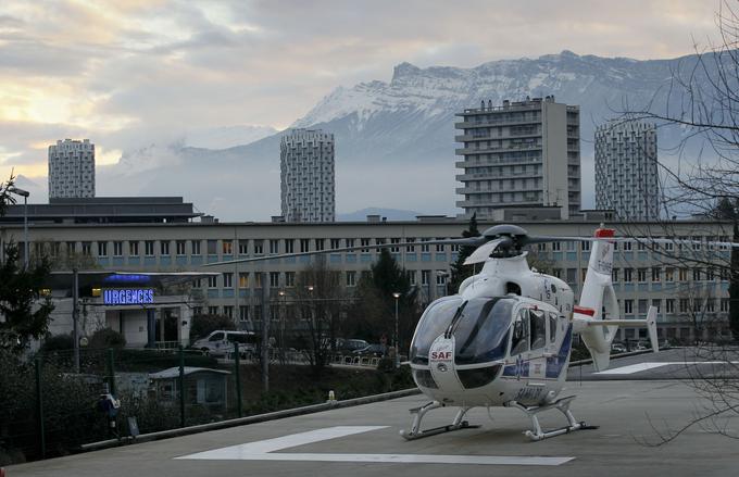 Schumacherja so leta 2004 s helikopterjem odpeljali iz bolnišnice domov v Švico. | Foto: Reuters