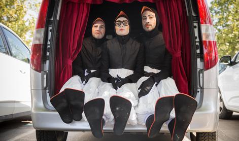 V prtljažniku kombija na ljubljanskem parkirišču smo našli tri pingvine (foto)