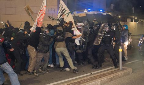 Protestniki z blokadami, policija aretirala več sto ljudi #video