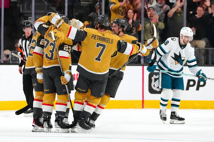 Vegas Golden Knights | Hokejisti Vegas Golden Knights so na domačem ledu s 5:0 odpravili zadnje moštvo zahoda San Jose Sharks. | Foto Reuters