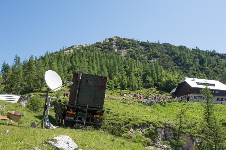 V slovenski vojski pojasnjujejo, da je delovanje enote 15. polka vojaškega letalstva na Vršiču usklajeno s protokolom in v sodelovanju s policijo. Ne gre za zahteve ruskih obveščevalcev, pravijo, temveč za izpolnjevanje mednarodno veljavnih varnostnih predpisov oziroma zakonov, ki veljajo za visoke državniške obiske.  | Foto: Klemen Korenjak