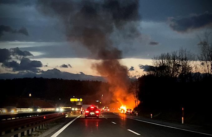 Goreče osebno vozilo na dolenjski avtocesti | Foto: Ana Kovač