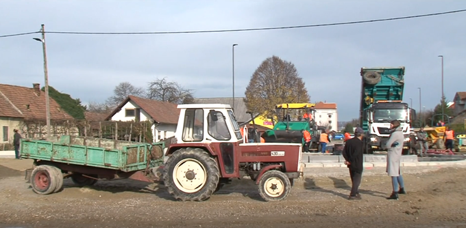 Zemljo je lastnik Mirko Obreht sicer pripravljen prodati, a nikakor ne za drobiž: "Zemljo bi ukradli. Ne bi je plačali, ampak ukradli." | Foto: Planet TV