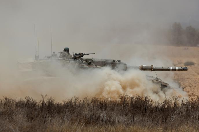 Gaza | Izraelske letalske sile so ponoči izvedle tudi napade na ozemlju Sirije. | Foto Reuters
