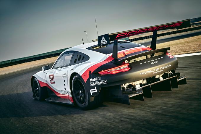 Porsche je z dirkaškimi različicami modela 911 v preteklosti že premikal meje motošporta. S konceptom 911 GT1 leta 1996 denimo, pa leta 1998, ko je 911 GT1 uspeh kronal z veliko 16. zmago Porscheja v Le Mansu. Takrat so najhitrejši dirkalniki na stezi nastali prav iz serije GT1. | Foto: Porsche