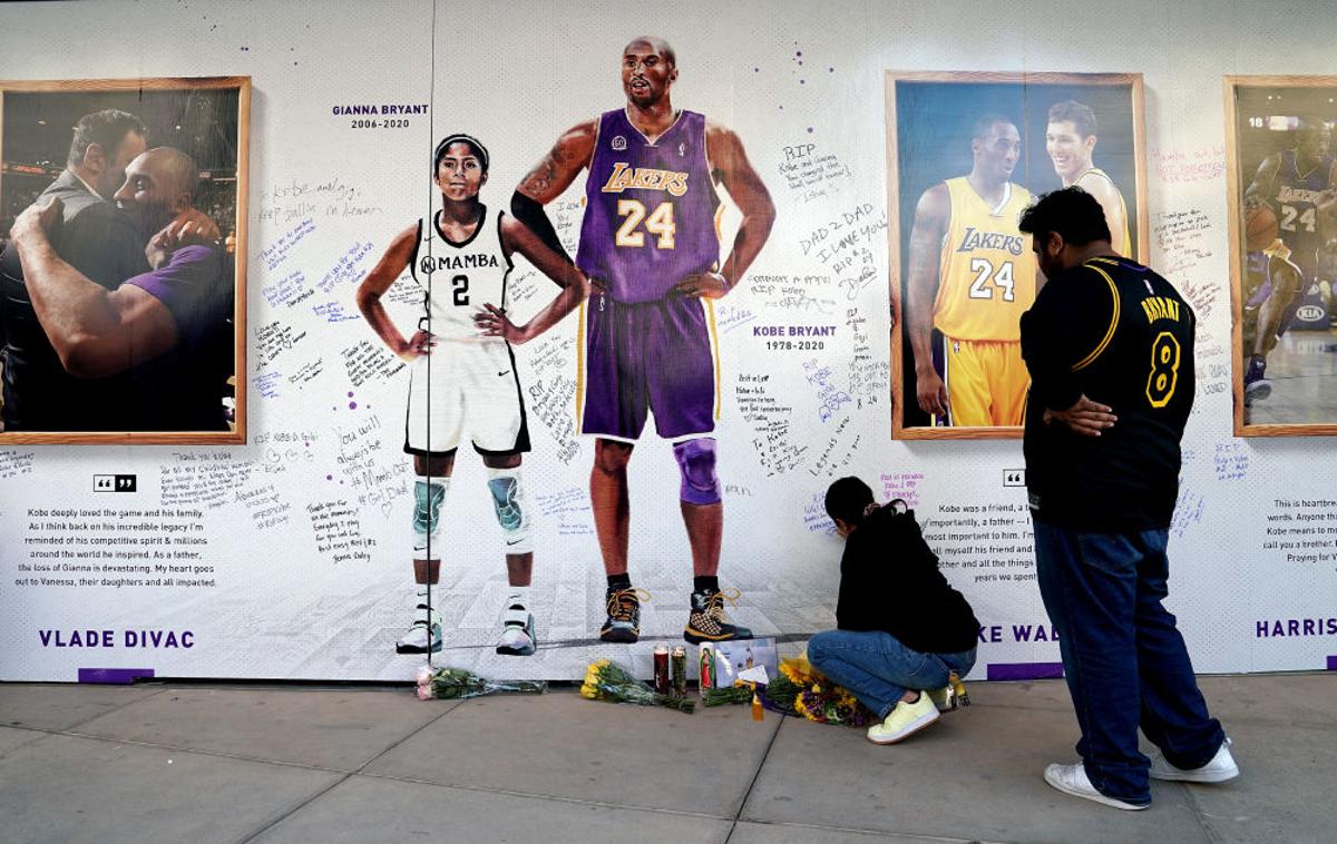 kobe gianna | Teden dni po tragični smrti Kobeja Bryanta, njegove hčerke Gianne in še sedmih ljudi na helikopterju, ki je trčil v pobočje nad Calabasasom, se ljubitelji košarke še vedno poslavljajo od ikone košarke. | Foto Getty Images