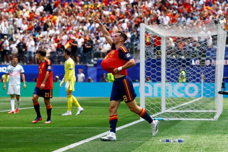 Fabian Ruiz je zadel prvič na tem svetovnem prvenstvu. Za vodstvo Španije z 1:0. | Foto: Reuters