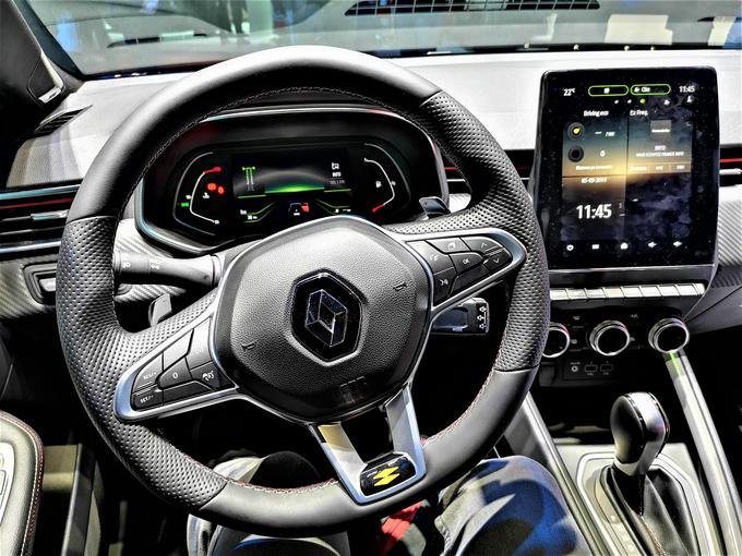Položaj za volanom je dober pri obeh avtomobilih, pri cliu je manj izrazito športen. Glavna novost je velik pokončni zaslon na dotik (velikost do 10 palcev), ki je največji do zdaj pri Renaultu. | Foto: Gregor Pavšič
