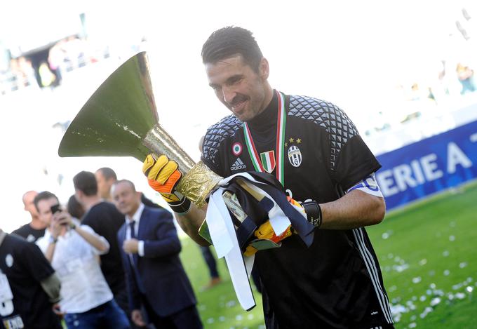 Z Juventusom kraljuje v Italiji. Prvak je postal že šestkrat zapored. Po letu 2011 je v serie A osvajal naslov le še klub iz Torina. | Foto: Reuters