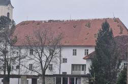 Rdeči alarm ostaja: zaprte šole in ceste, več tisoč ljudi brez elektrike, ponekod sneži do nižin #vŽivo