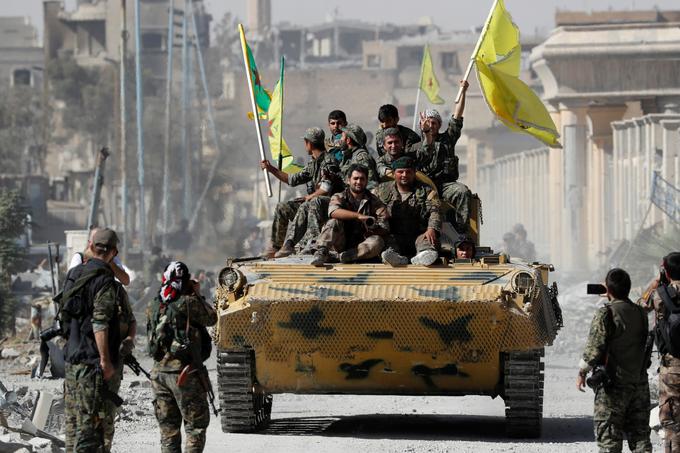 Mesto Raka, ki je zaradi dolgotrajnih bojev skoraj povsem uničeno, je zavezništvo SDF osvobodilo 17. oktobra lani.  | Foto: Reuters