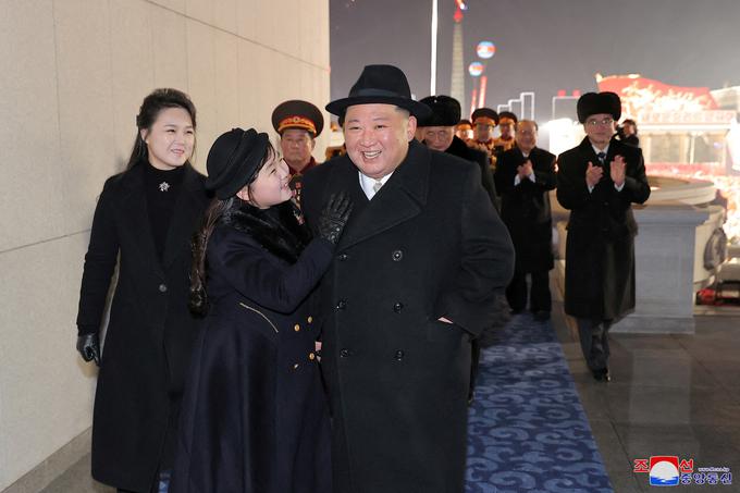 Severnokorejski diktator v družbi žene Ri Sol Džu in hčerke, ki naj bi ji bilo ime Džu Ae. | Foto: Reuters