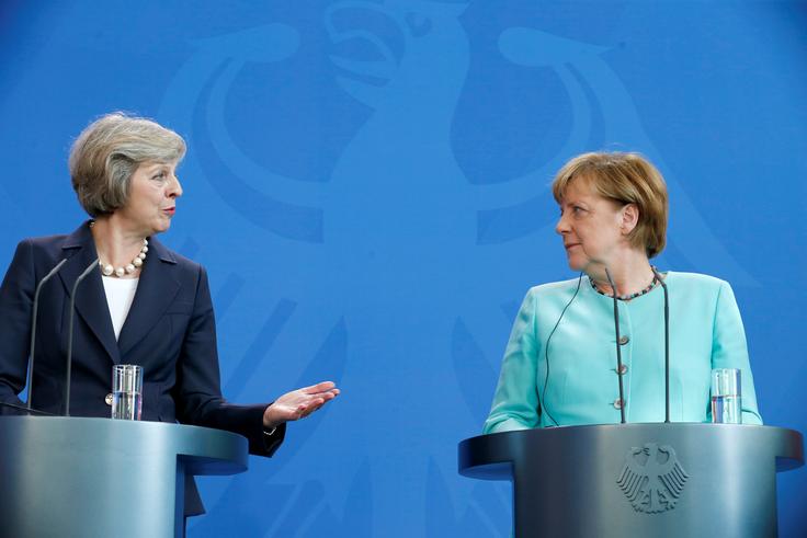 Najvplivnejši Evropejki Theresa May in Angela Merkel se bosta očitno še trdo pogajali. | Foto: Reuters