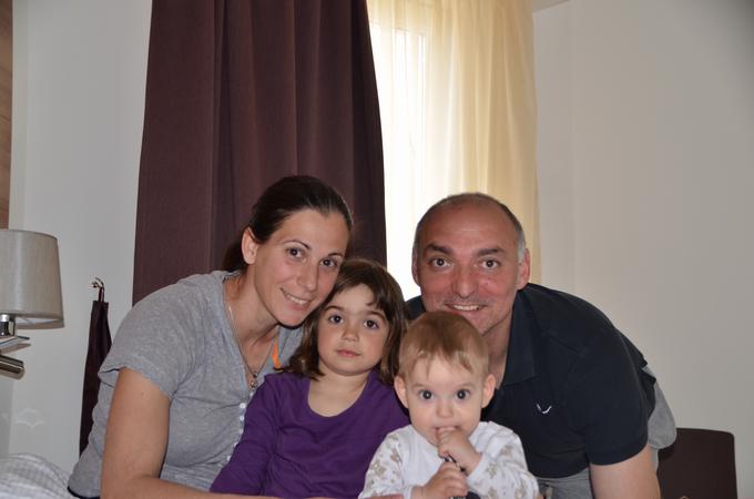 38-letna Šestakova z možem Matijo in hčerkama Taro in Ivo. | Foto: Osebni arhiv