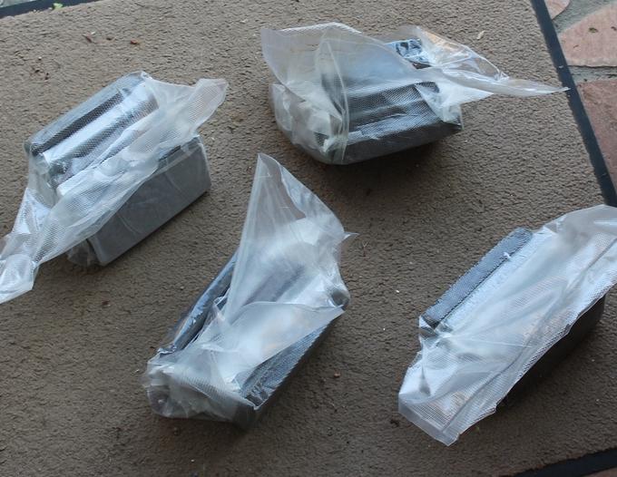 Policisti so našli in zasegli več kot štiri kilograme prepovedane droge hašiš in manjšo količino kokaina.  | Foto: PU Ljubljana