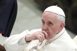 Papež sprejel odstop zapravljivega škofa