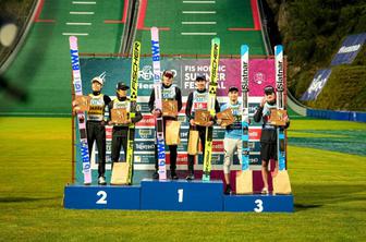 Domen Prevc in Anže Lanišek na stopničkah v Predazzu