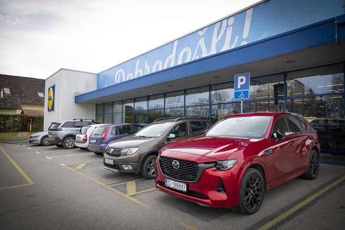 Parkirišče pred trgovino Lidl | Foto: Ana Kovač