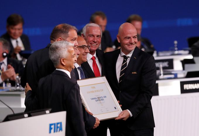 Predsednik Fife Gianni Infantino s presrečnimi predsedniki nogometnih zvez iz ZDA, Kanade in Mehike | Foto: Reuters