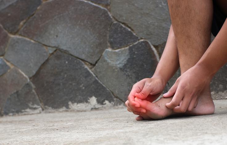 Ko bolečina v stopalih začne resno vplivati na vsakdanje življenje, je najpomembnejše izbrati strokovnjake, ki vam zagotovijo varnost, celostno obravnavo in dolgoročno uspešen rezultat. Ena izmed vodilnih ustanov na tem področju je Arbor Mea, kjer združujejo znanje in izkušnje specialistov ortopedije ter travmatologije. Njihov cilj je jasen – pacientu omogočiti hitro, strokovno in osebno obravnavo brez dolgih čakalnih vrst. | Foto: Shutterstock