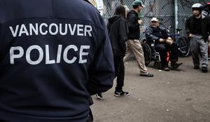 Pekel na ulicah Vancouvra: vsem na očeh si vbrizgavajo heroin, od zdaj policija pelje mimo