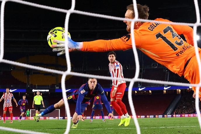 Jan Oblak | Tako je Jan Oblak v 38. minuti ubranil strel Roberta Lewandowskega in poskrbel za eno svojih najbolj odmevnih obramb v tem letu. | Foto Reuters