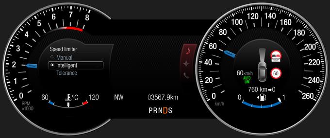 Tako kot tempomat in običajen omejevalnik hitrosti voznik upravlja tudi inteligentni omejevalnik hitrosti – s tipkami na volanskem obroču. Sistem hitrost zmanjša tako, da zmanjša motorni navor, kar pomeni, da pri tem ne uporablja zavor. | Foto: Ford